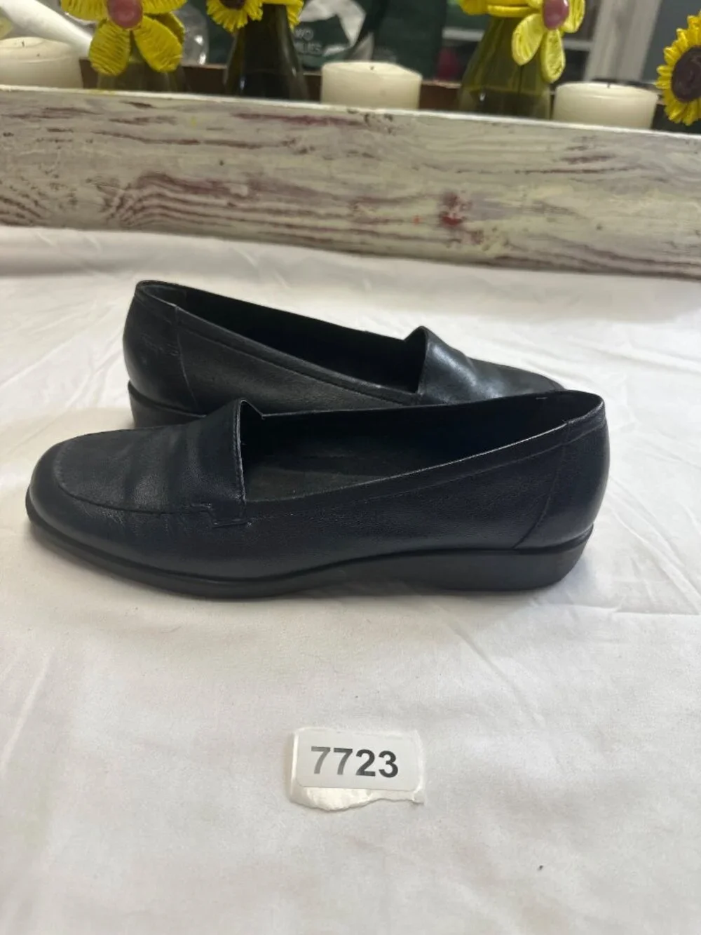 easy spirit 6-1/2 black preowned slip on slight wedge heel leather upper